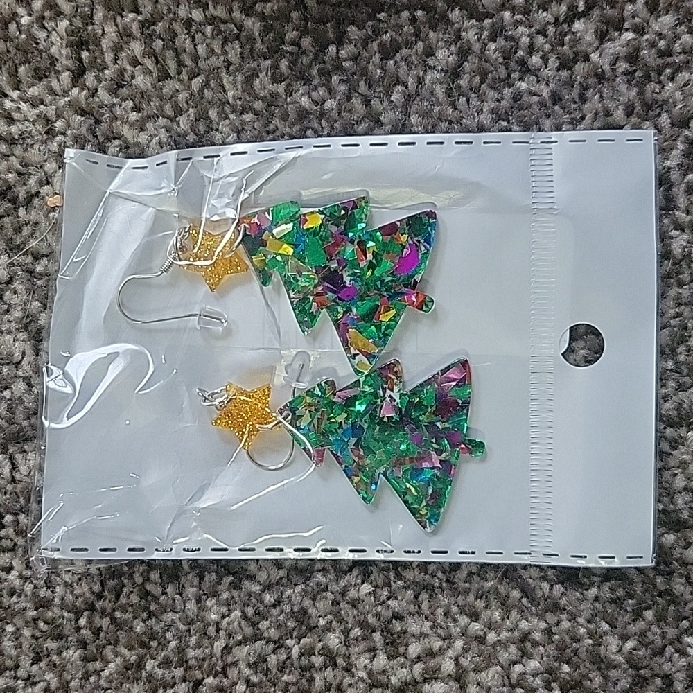 NWOT Dangling Christmas Tree Earrings